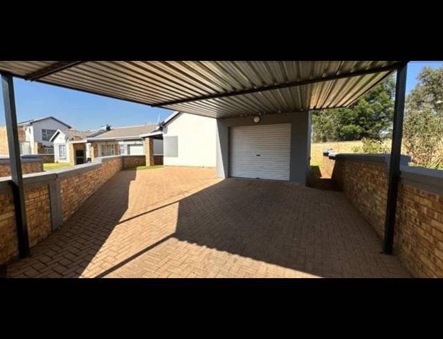 3 BEDROOM TOWNHOUSE FOR SALE IN ROSEACRE